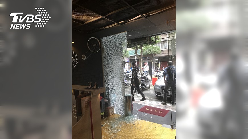 快訊/刺青店傳槍響!男開1槍投案 警搜出槍彈