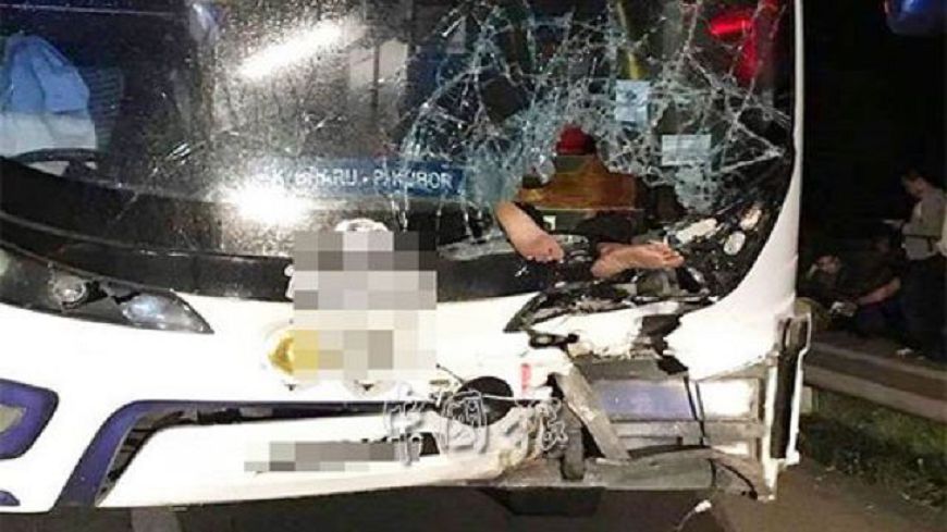 腳掛車外！機車撞巴士　騎士「插玻璃」慘死