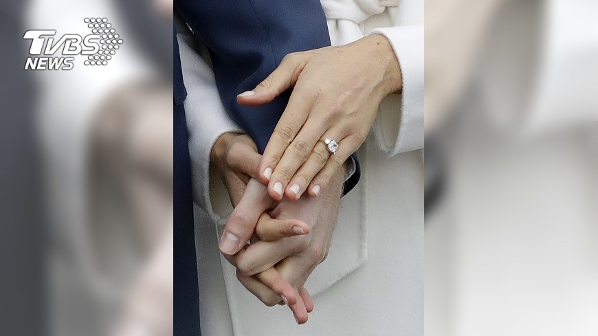 訂婚後首亮相! 哈利未婚妻大方秀婚戒