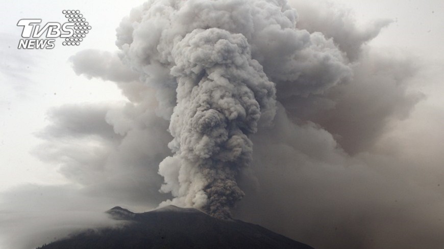 峇里島火山噴發　機場關閉至明早遊客苦候