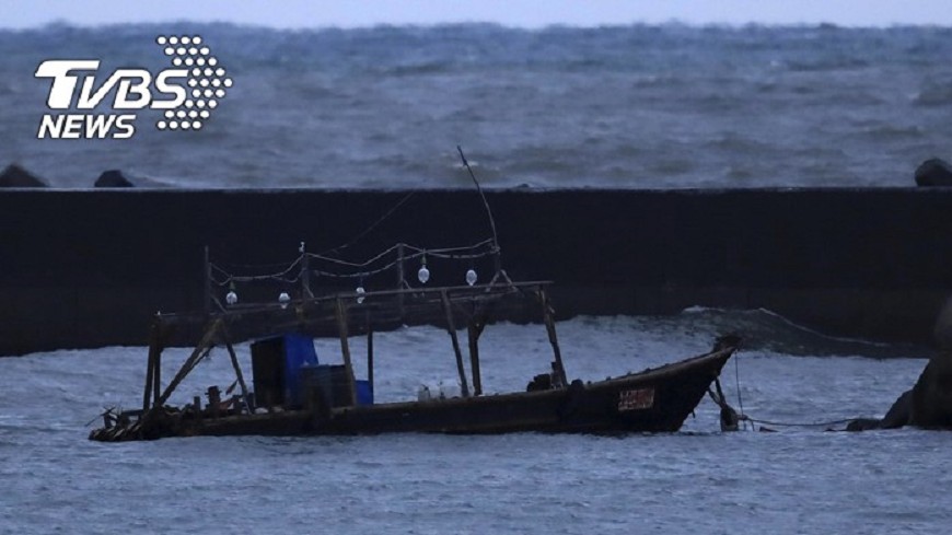 北韓船捕魚迷航 接二連三擱淺日本海岸