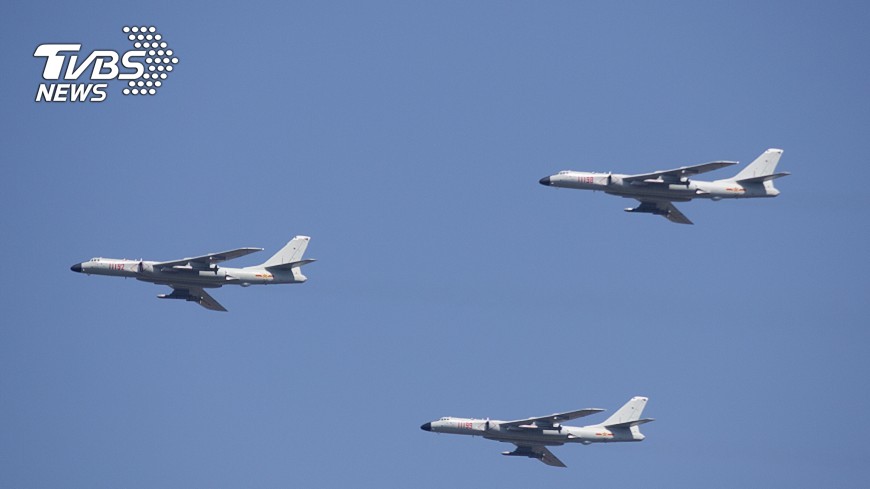 轟6K戰機疑飛向玉山 國防部:文攻武嚇
