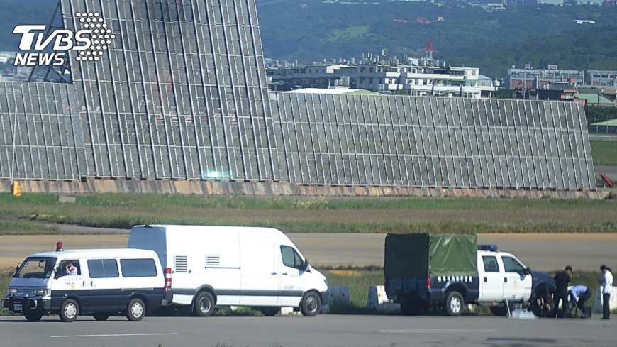 桃機跑道旁遺留手提袋 引發虛驚
