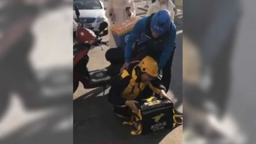 心疼?外送員拿負評哭癱 真相曝光引眾怒