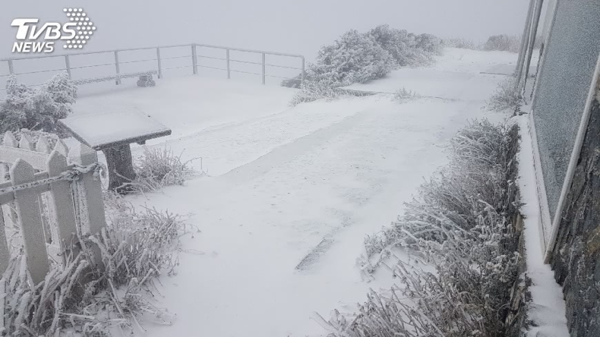 今日玉山飄雪。圖/TVBS