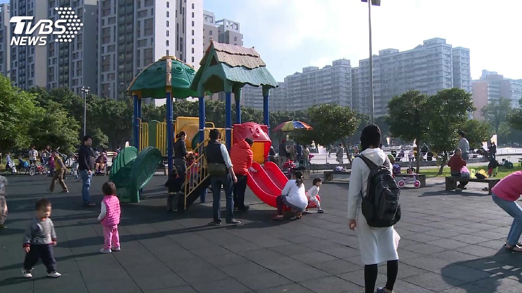 屁孩把女童「踹下滑梯」 母不覺有錯一旁滑手機