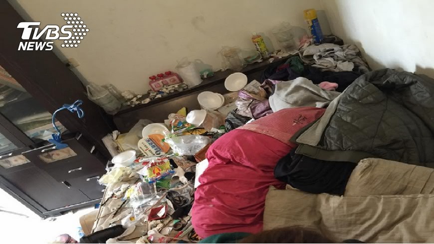 快吐了!男友哥半年只洗5次澡 垃圾廚餘堆半張床