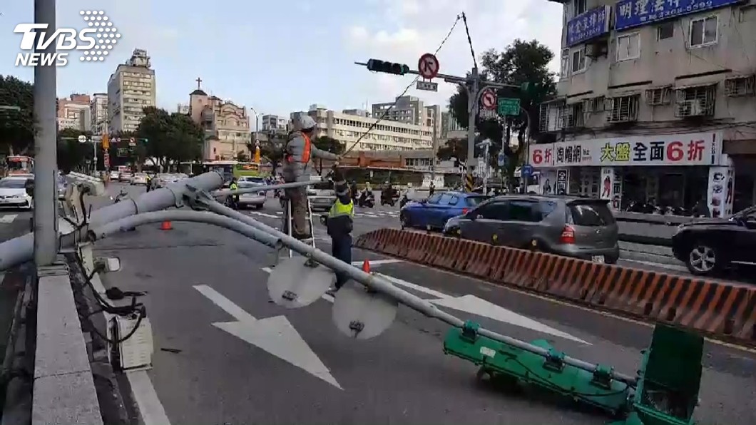 快訊／台北中正橋公車撞橋墩　路燈倒橋面阻通行