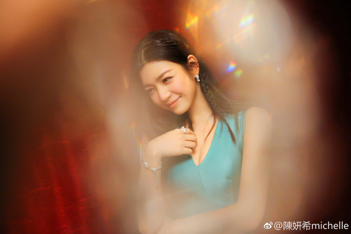 陳妍希大開深V 美胸性感指數狂飆