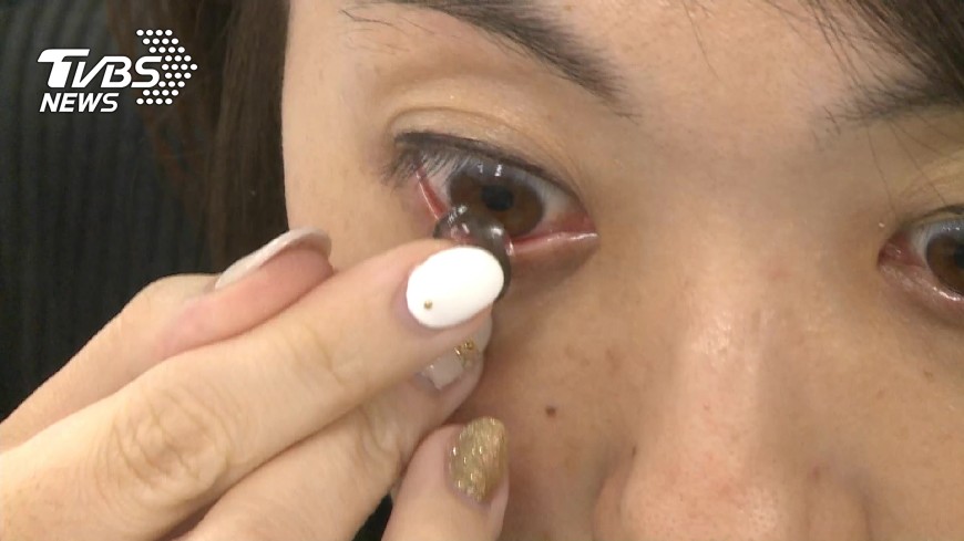 以為「半年拋」半年不用拿下 男連戴5個月隱眼險瞎