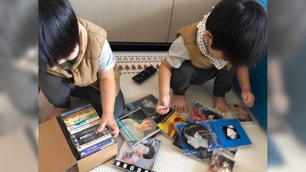 胞胎兒拿林志穎專輯當玩具！？　把拔見狀哭哭了