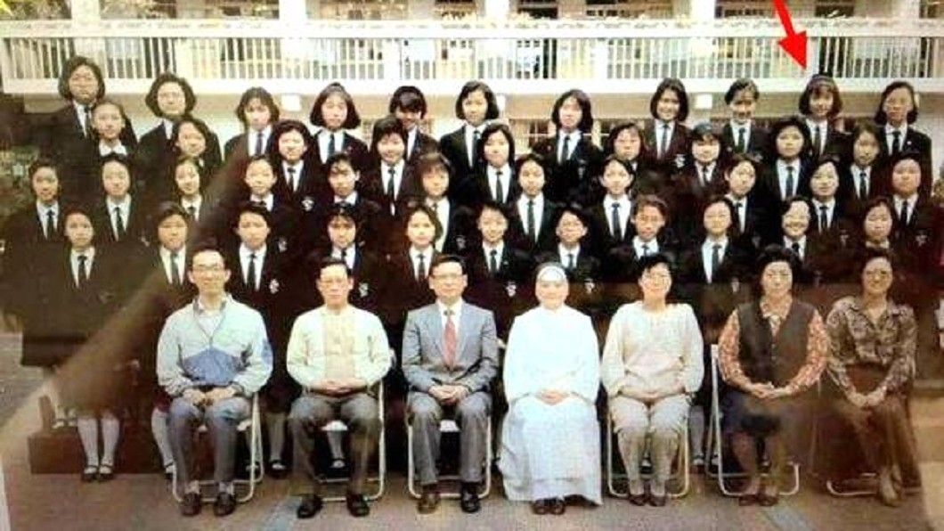林心如時隔23年回母校 站年輕學妹旁超凍齡無違和