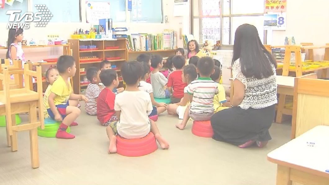 聯絡簿大爆料!幼幼班兒「又拍又抱」狂撩妹 老爸超驕傲