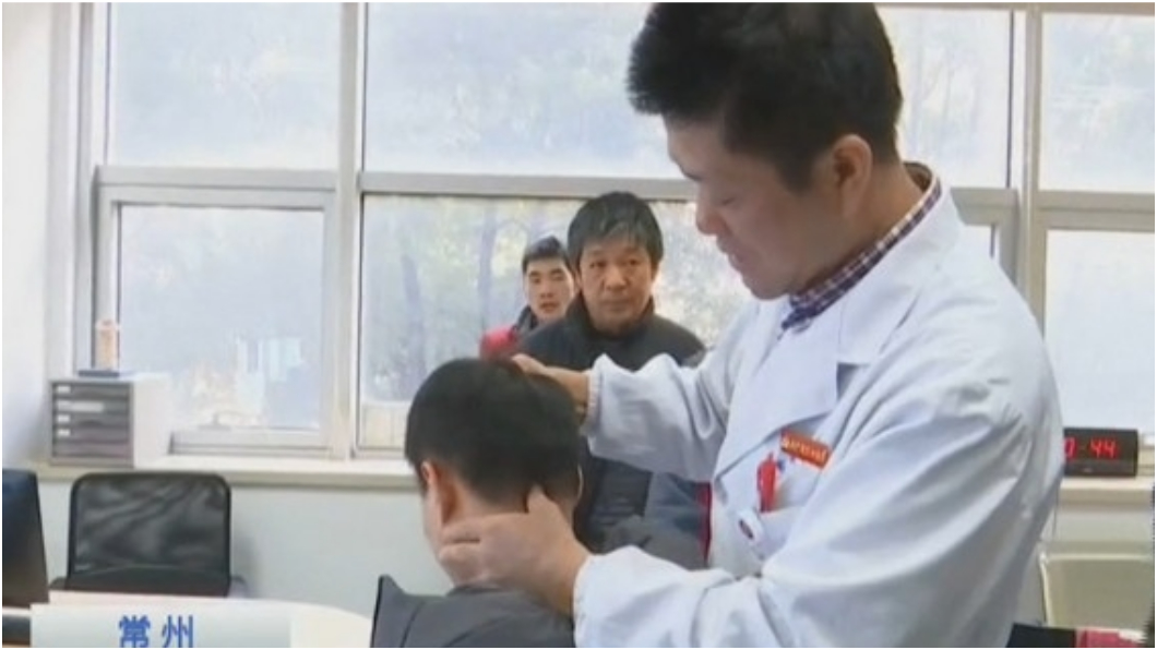 7歲童滑手機操壞頸椎! 「脖子彎掉」嚇到哭