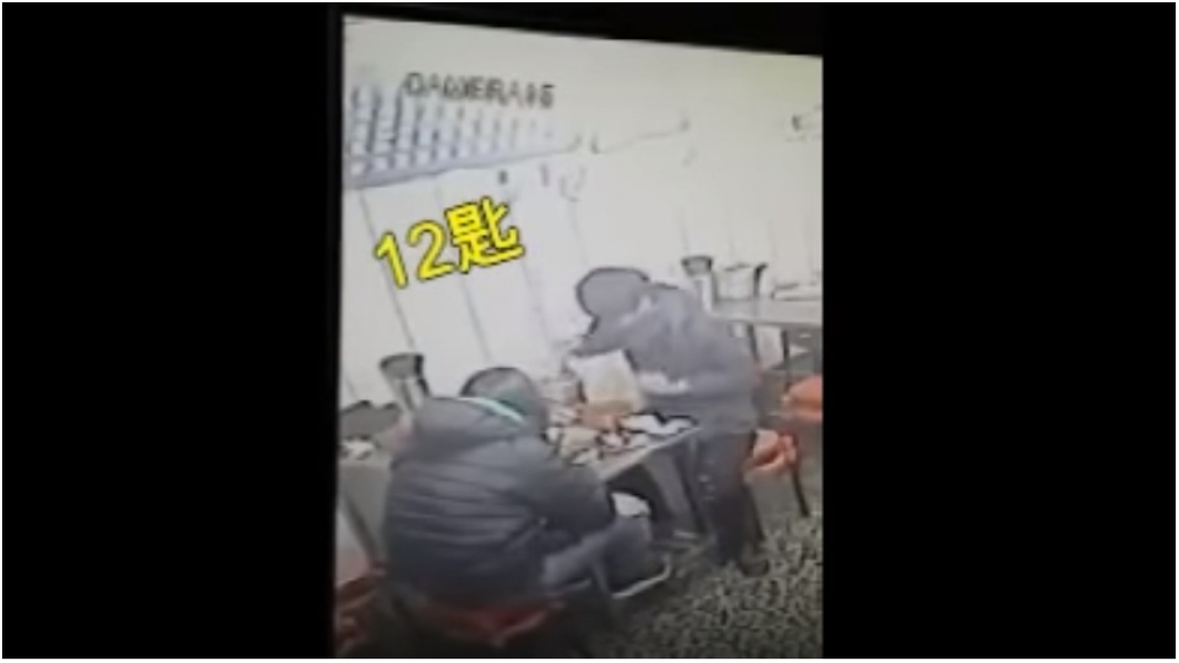 屁孩惡搞麵店！狂加「12匙酸菜」拍照　不吃走人