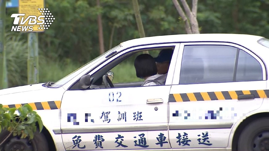 在駕訓班呼風喚雨的女車神 實際上路卻體會到現實的差距