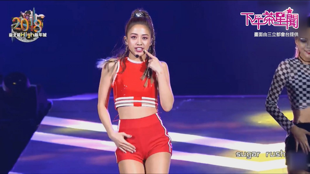 女力輪番上場嗨翻跨年夜　鬼鬼超短褲險露屁股蛋