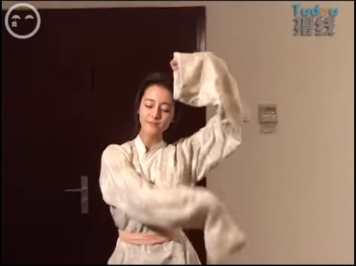迪麗熱巴素顏跳高速旋轉舞 　18歲試鏡影片出土