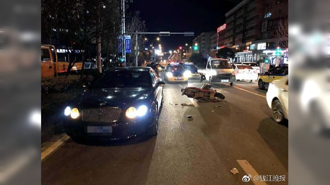 電動車撞壞賓利！男傻傻掏4千　霸氣：多少我賠