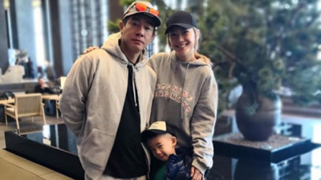 Jasper羞澀「少女站姿」甜翻!被正妹圍繞露燦笑