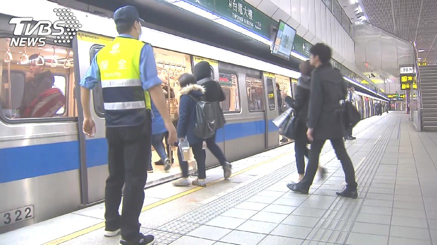 嚇壞!男搭捷運自稱持爆裂物 警帶回調查
