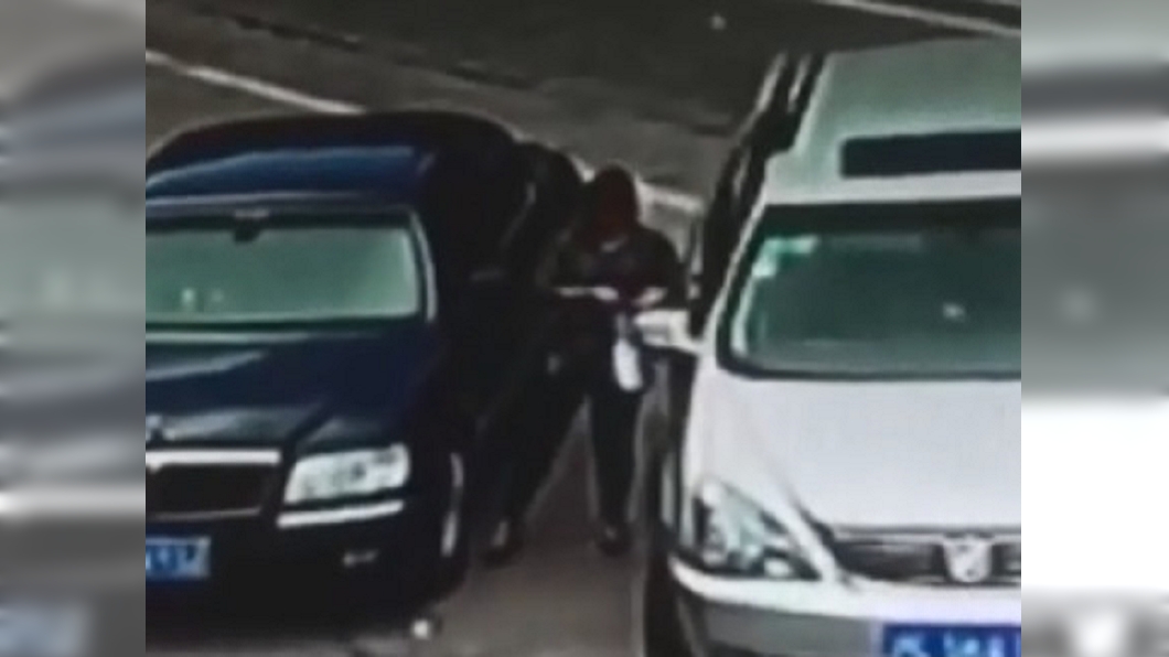 為演假車禍詐財　大嬸竟拿鐵鎚自砸腳趾骨