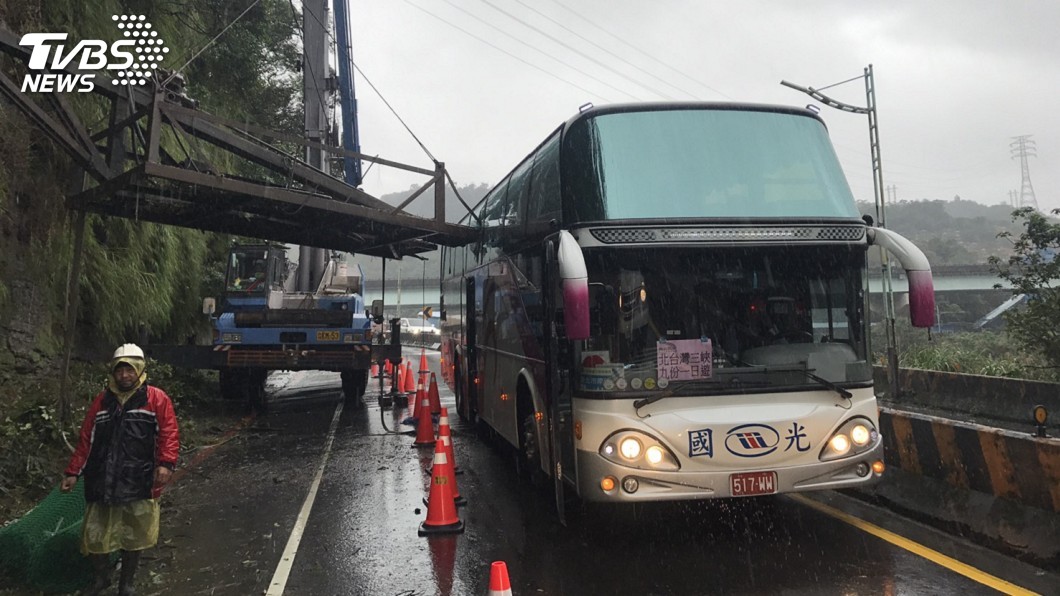 鐵架刺穿客運車窗 工務處:駕駛硬闖