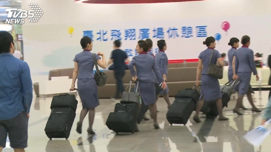 送餐打翻咖啡燙傷她　大媽怒告空姐求償12萬
