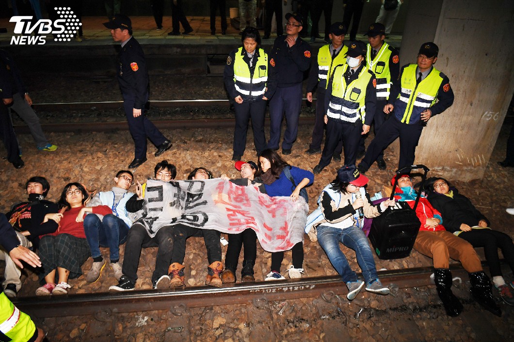 快訊/勞團臥軌抗議 警方逮15人「公共危險」送辦