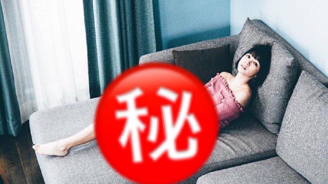 曾智希只穿小褲褲露屁股蛋 慵懶躺沙發網友直呼超危險