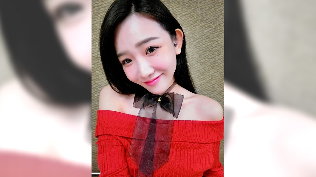 許允樂試婚紗開深V蹦美乳　下一秒拉鍊拉不上惹噴笑