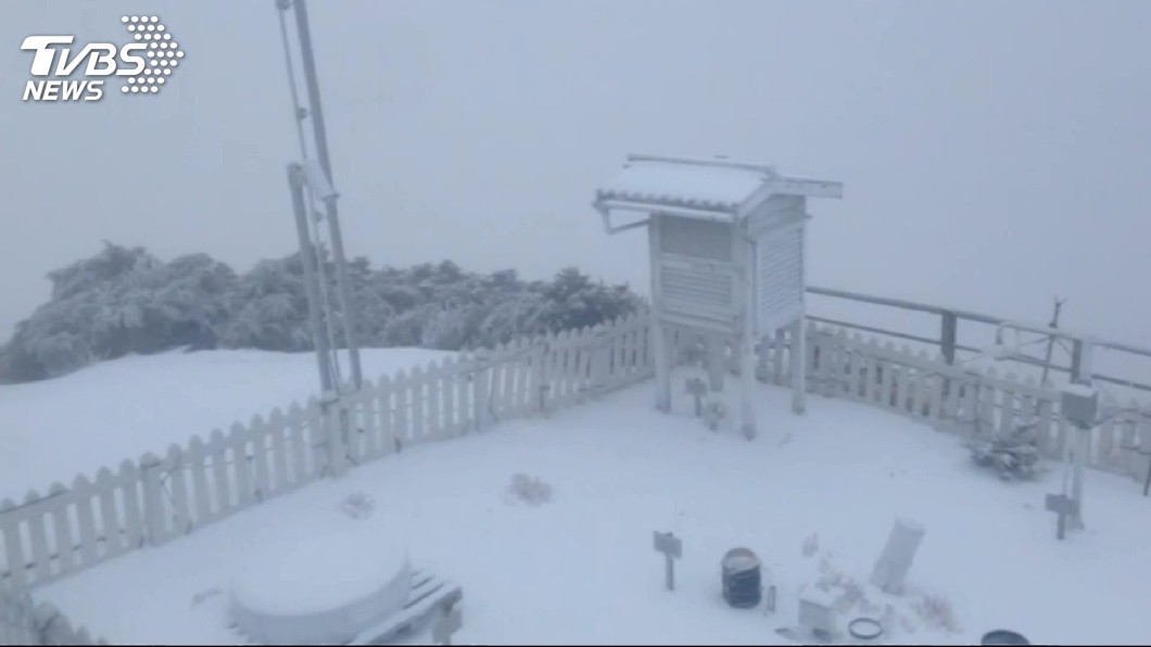 玉山今早降下初雪,截至上午7時已積雪4.2公分。圖/TVBS