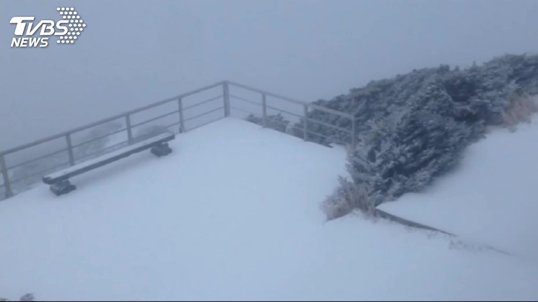 玉山今早降下初雪,截至上午7時已積雪4.2公分。圖/TVBS