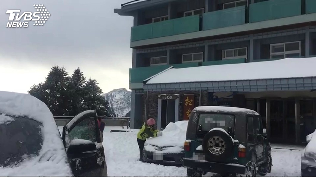 合歡山降下大雪,民眾興奮在車上堆小雪人。圖/TVBS