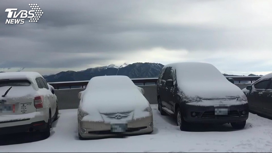 合歡山降下大雪,民眾興奮在車上堆小雪人。圖/TVBS