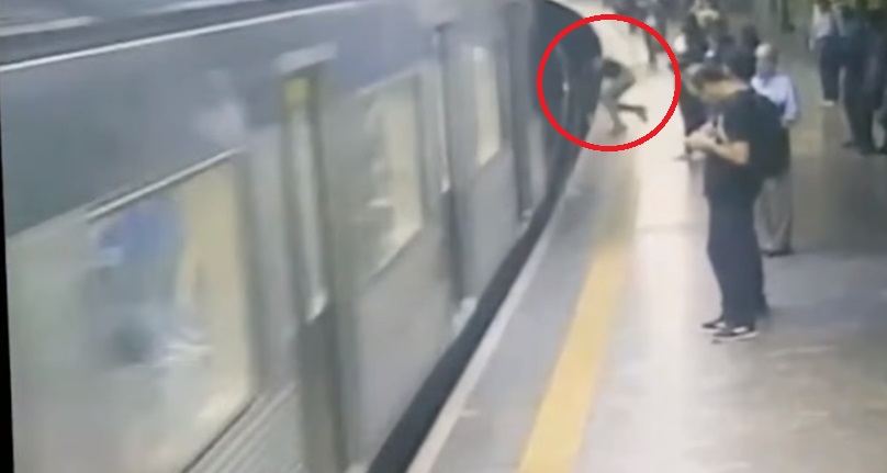 見人就推!女突被攻擊推落軌 險遭列車撞死