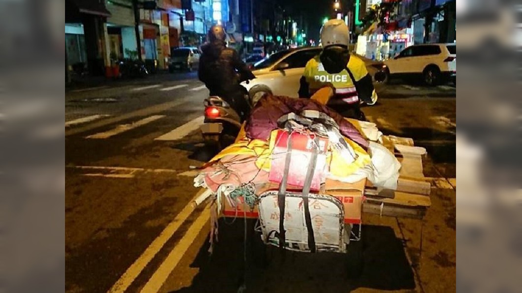寒夜急救援！90歲拾荒爺困街頭　暖警拖回收車護送
