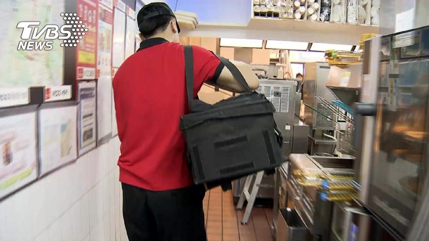 外送員何辜?不爽餐點有「雞翅」 奧客丟錢羞辱