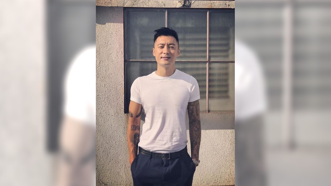 余文樂自拍背後站一排男神.. 胡一天開心比YA入鏡