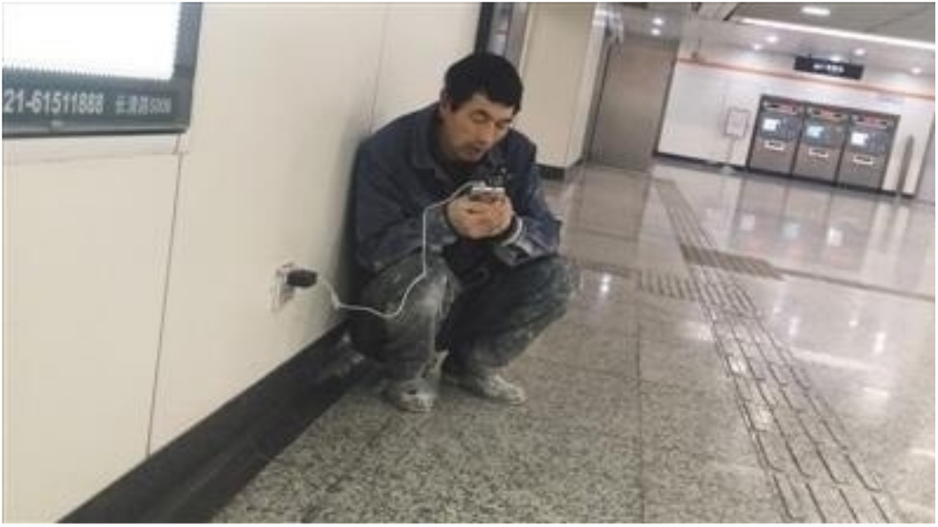 「想和家人說說話…」民工蹲地鐵站借免費WiFi視訊