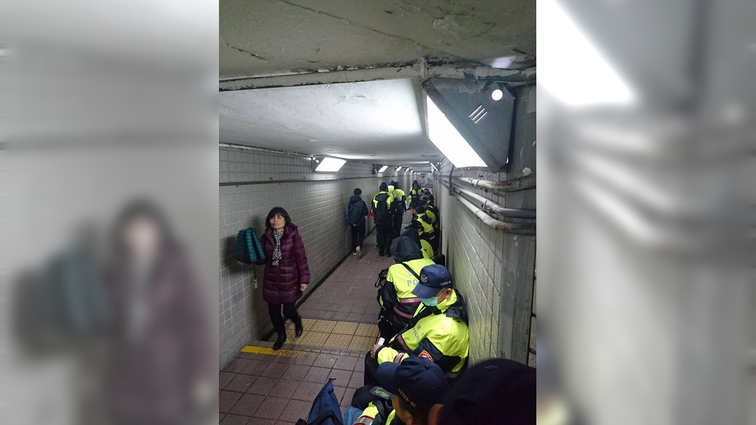 淋雨擋陳抗功卻是長官在記 基層警:上位者很噁心