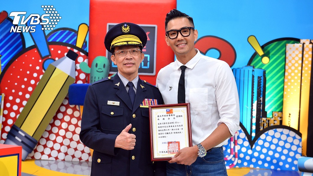 整人整上癮?!黑人找分局長想弄「這位長官」