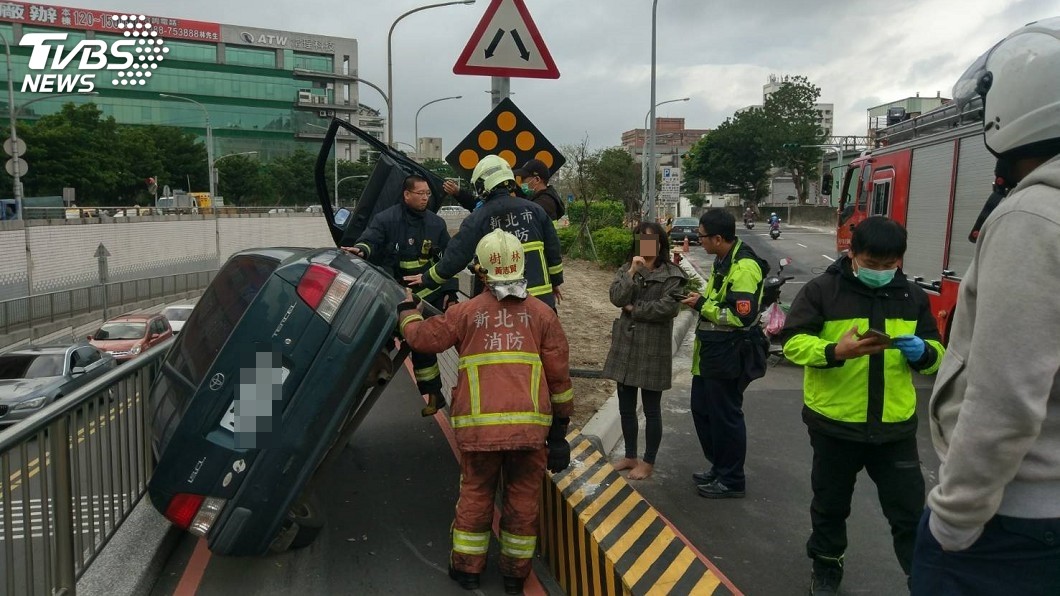 快訊／疑不熟路況　小轎車撞分隔島翻覆