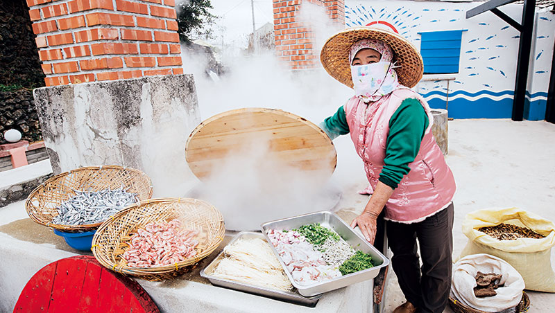 【商周】澎湖南寮》賞浮球彩繪 吃魚灶現煮小卷麵線
