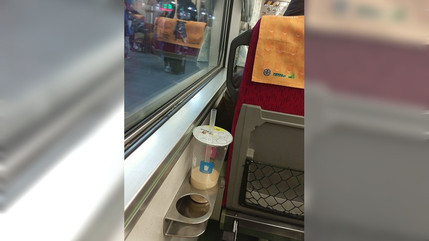 糗!搭火車誤喝隔壁座珍奶 閃瞎網友拱「在一起」