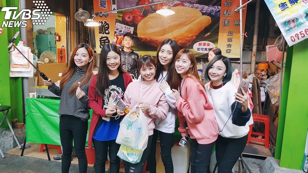 獨家/0元環島用這招!女團直播叫賣「鮑魚」賺旅費