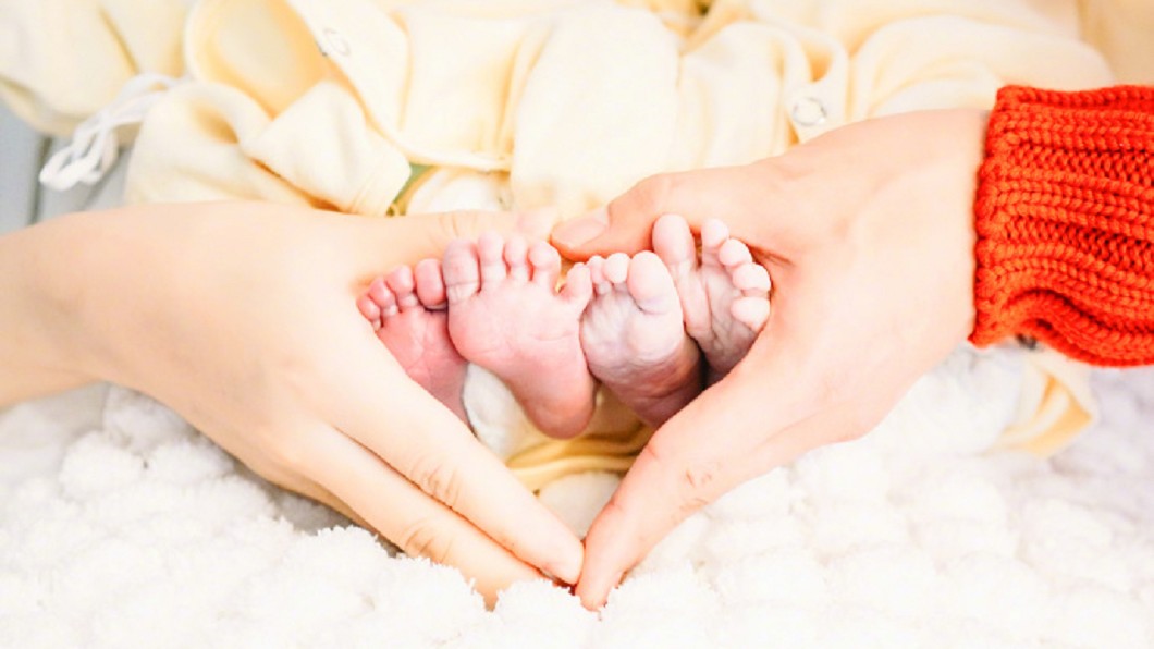 張杰與謝娜育有一對寶貝雙胞胎女兒。圖/翻攝自張杰微博