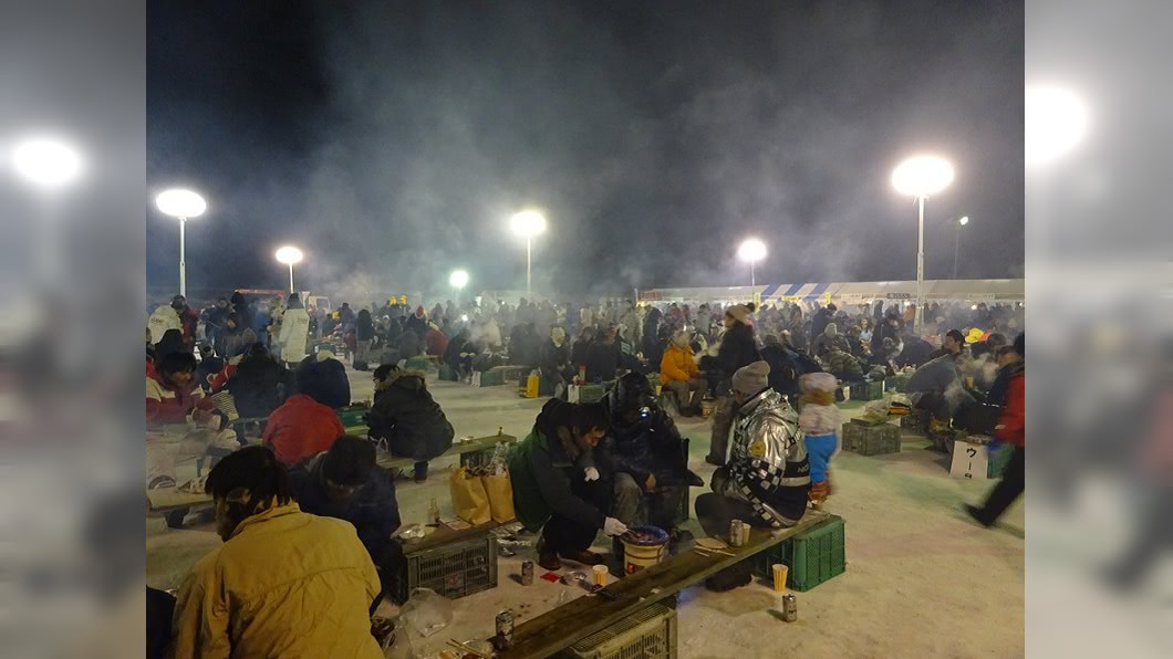 冷到肉烤不太熟 北海道雪地烤肉祭典登場