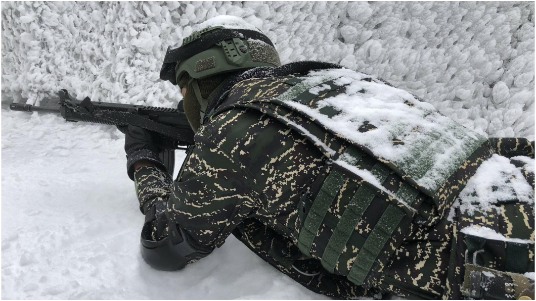 背上都積雪!陸戰隊冰凍中戰備 網驚:這裝備…