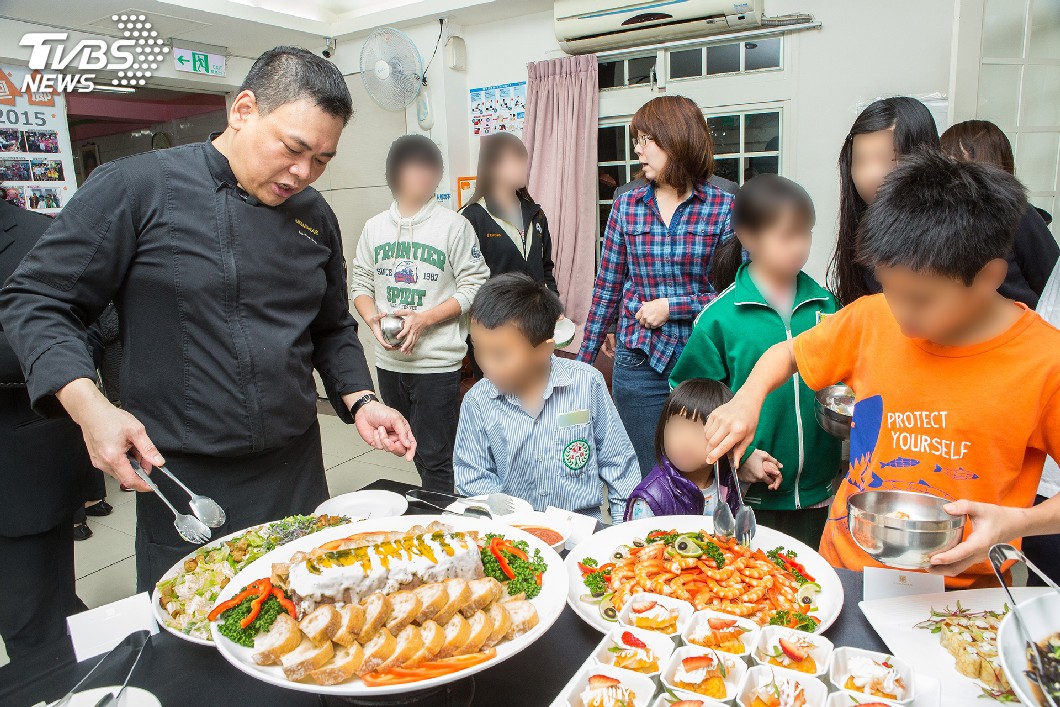 暖！飯店27道料理送育幼院　孩子：有史最棒一餐